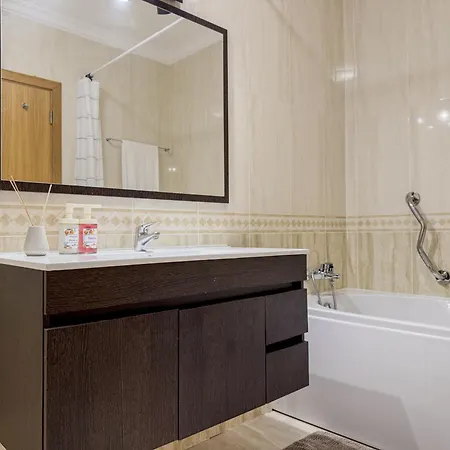 #328 Charming 2br Balcony & Ac 公寓 *